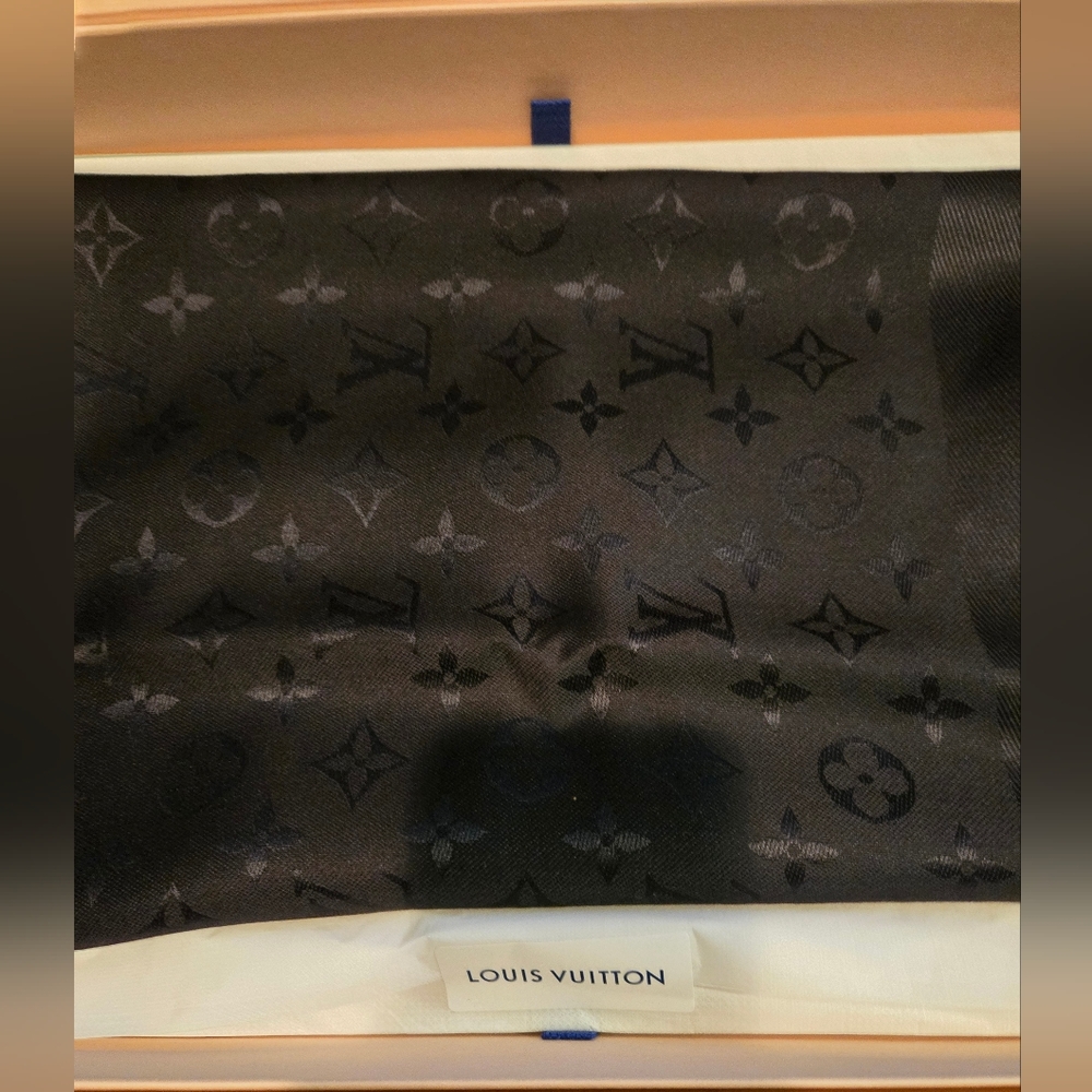 (SOLD) Louis Vuitton Monogram Shawl - Picture 9 of 15